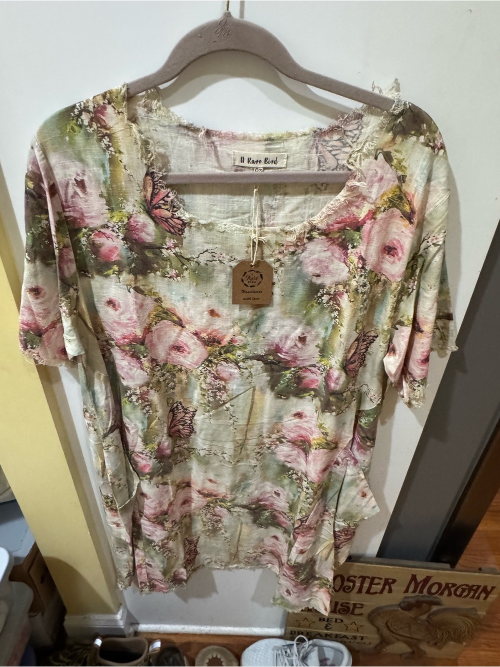Rose Bird Floral Scoop Neck Short Sleeve Top in Soft Green and Pink
